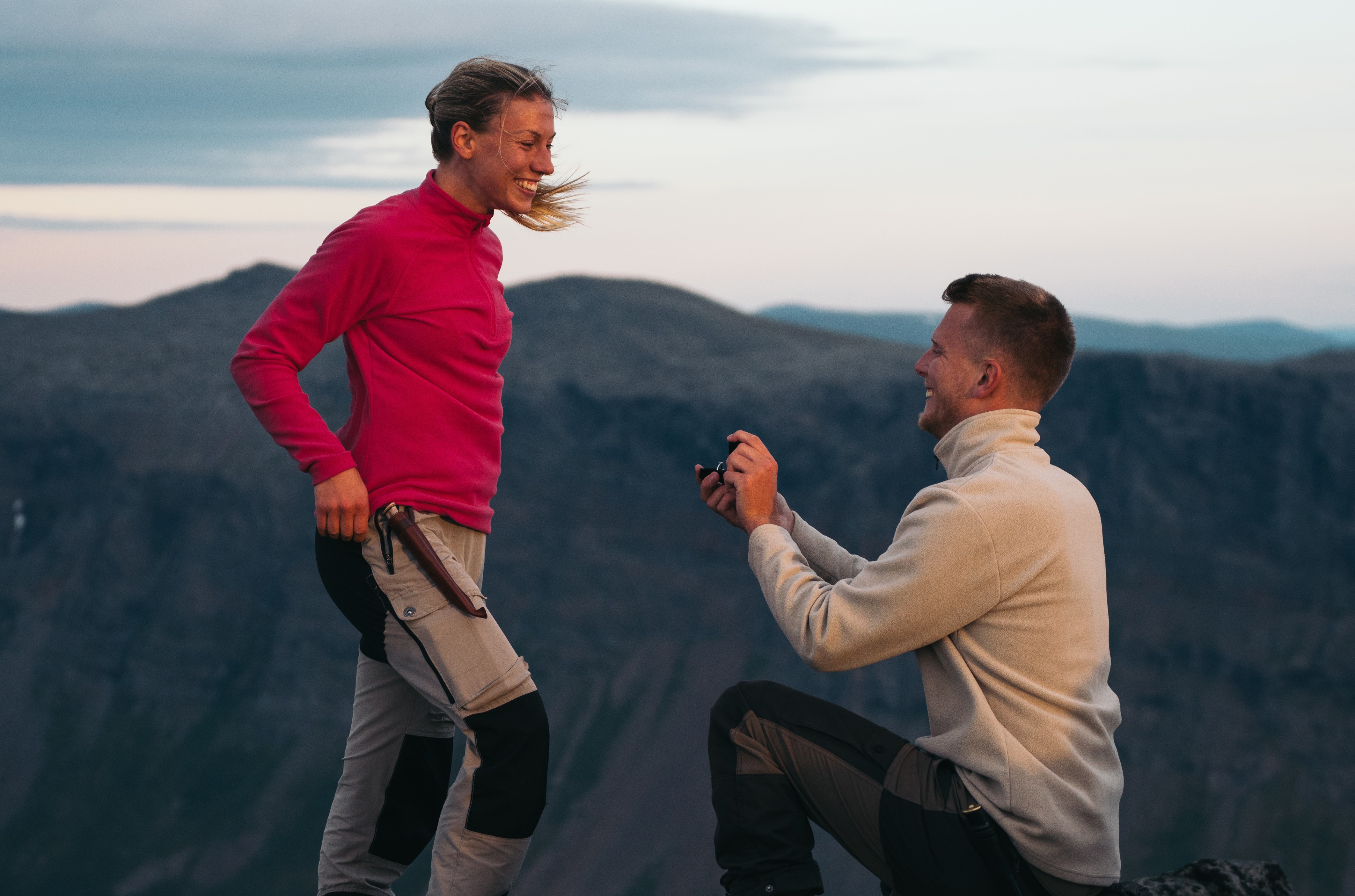 Anton friar till Emilia på fjälltoppen